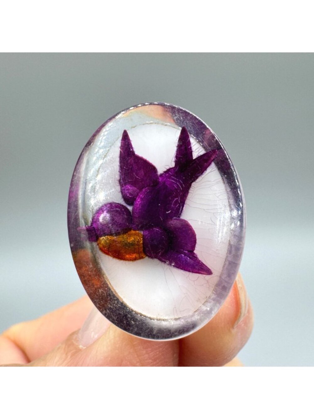 Vintage Lucite Intaglio Bird Earrings Screw Back 1940s Reverse Painted Purple - Picture 3 of 10